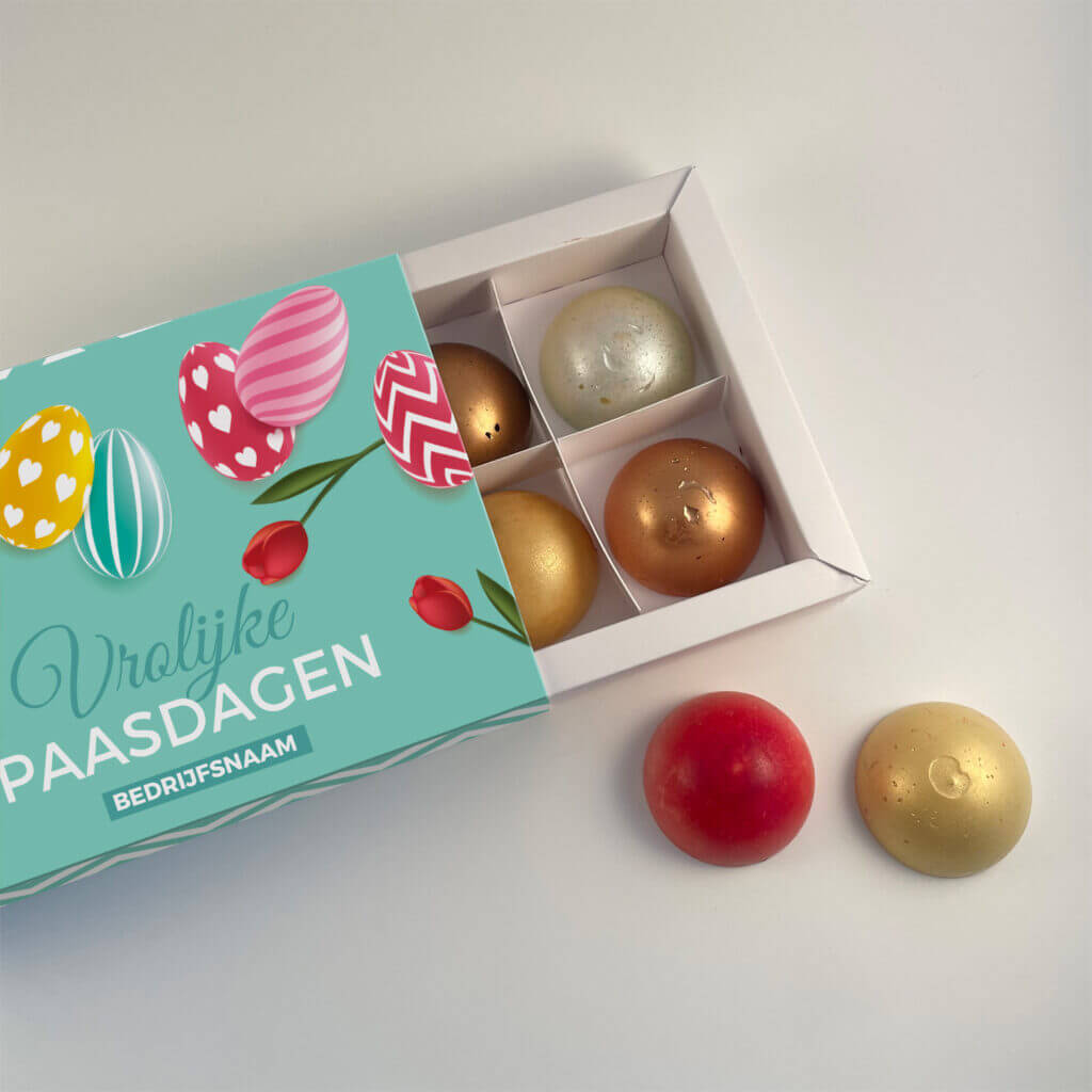 Vrolijke paasgeschenk met bonbons in eigen kleuren