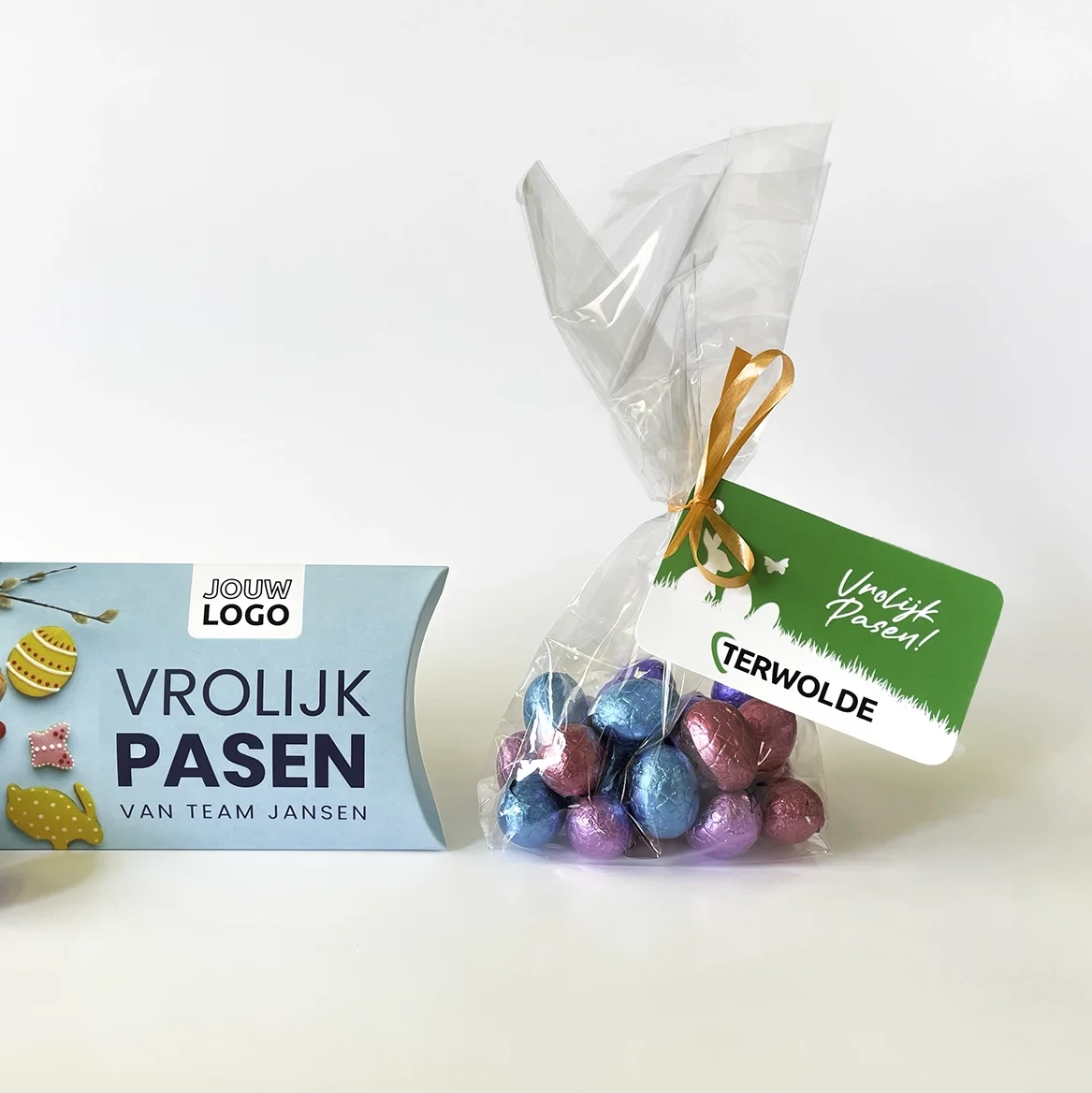 een pillowverpakking met eigen logo opdruk en een zakje met paaseitjes met kaartje en eigen logo opdruk